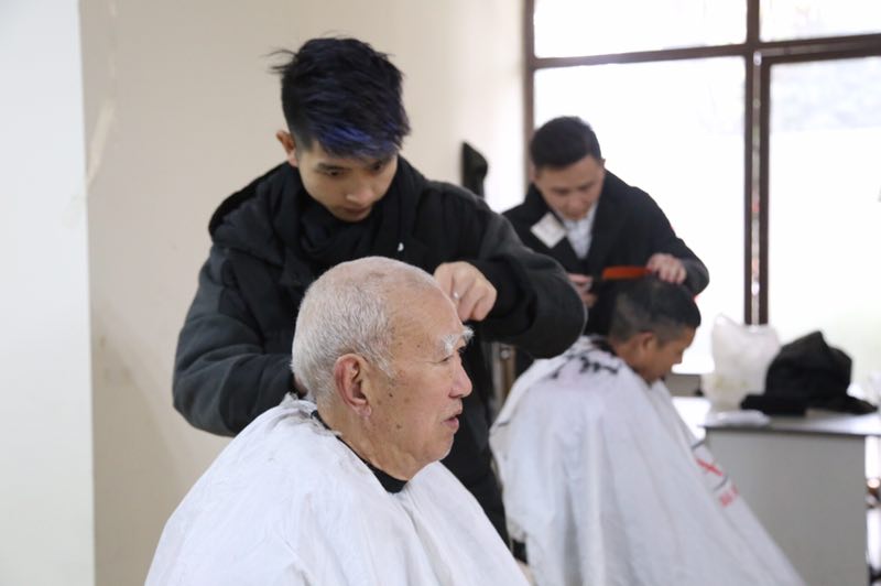 为小区老年人免费理发.jpg