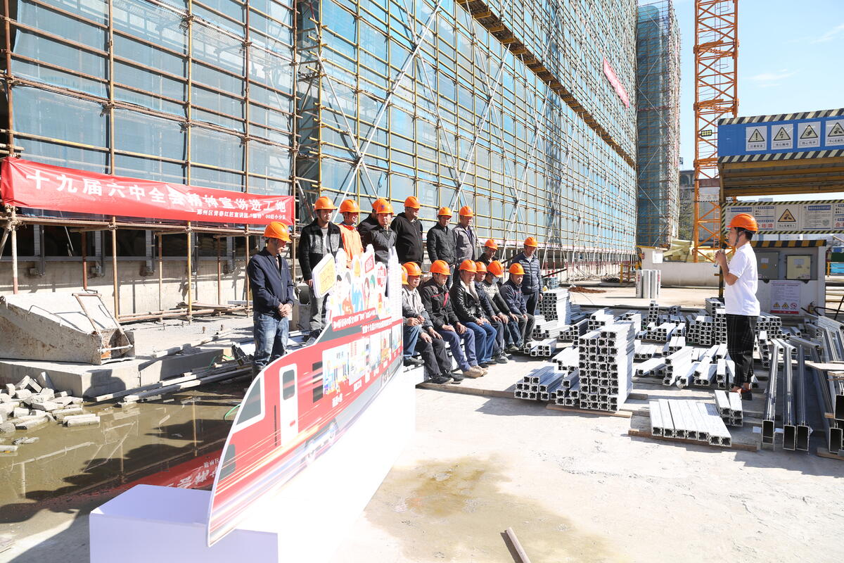 “鄞铃”00后宣讲员走进建筑工地为建筑工人宣讲党的十九届六中全会精神.JPG