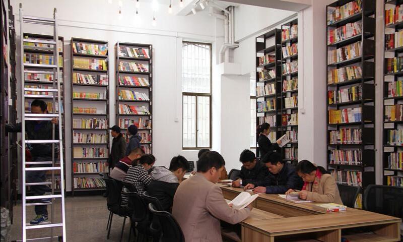 周边群众在忠恒图书馆看书学习.jpg