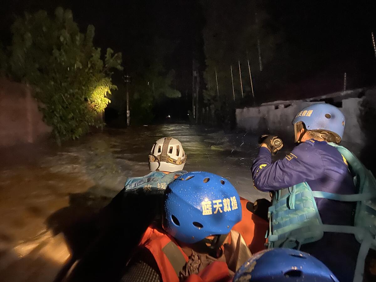 蓝天救援队队员在搜救被困灾民.jpg