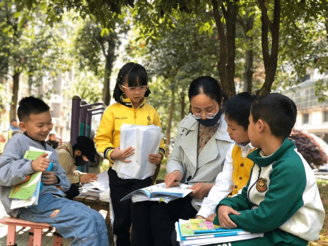 老师利用午间活动与学生交流学习.JPG