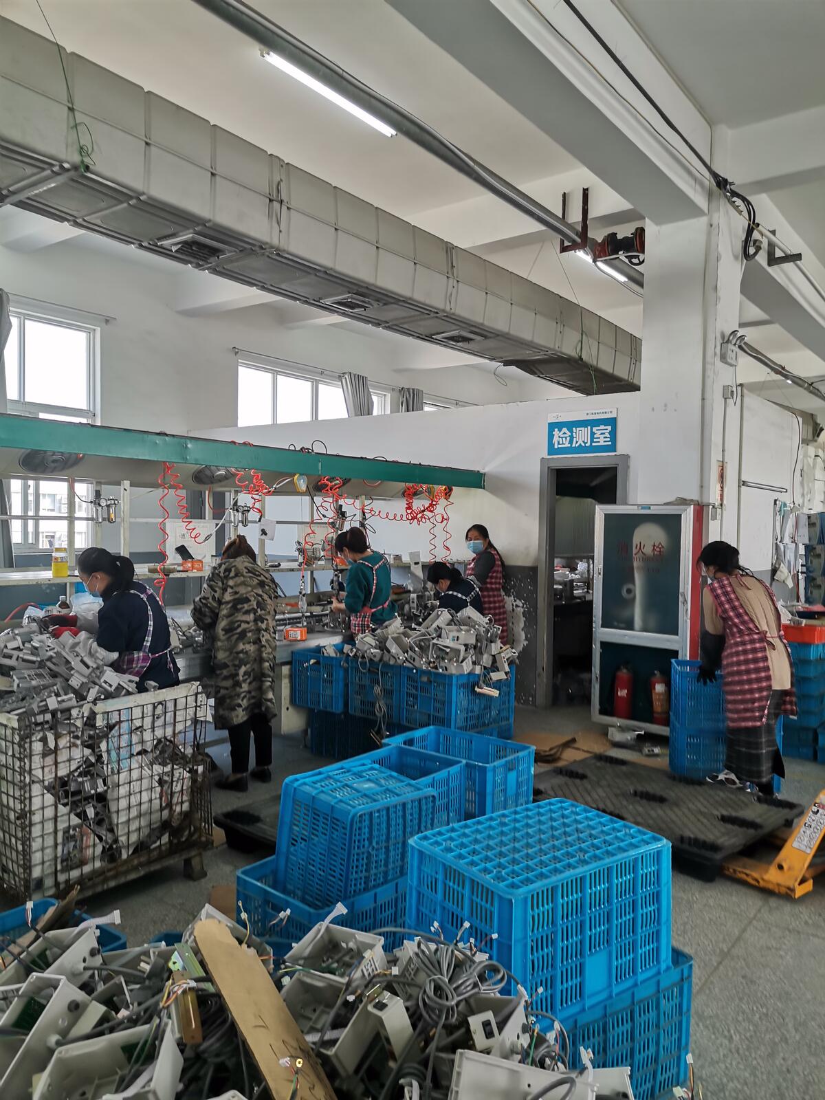 党员员工加班赶制订单.jpg